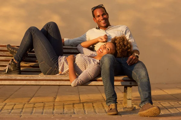 Retrato Una Hermosa Pareja Riéndose Sentada Banco Del Parque Afuera —  Fotos de Stock