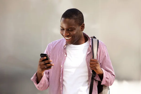 Porträtt Afrikanska Högskolestudent Står Utanför Med Väska Och Läsa Sms — Stockfoto