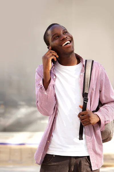 Porträt Eines Glücklichen Studenten Der Freien Mit Dem Handy Telefoniert — Stockfoto