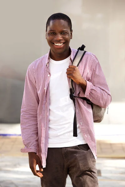 Portret Przystojny Młody Student Afryki Uśmiechający Się Zewnątrz Torba — Zdjęcie stockowe