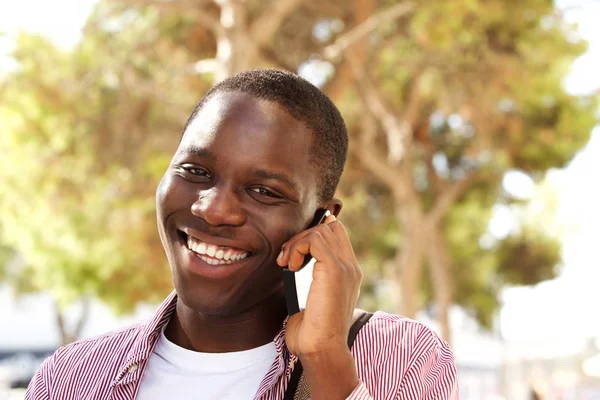 Närbild Porträtt Glad Högskolestudent Talar Mobiltelefon Utanför — Stockfoto