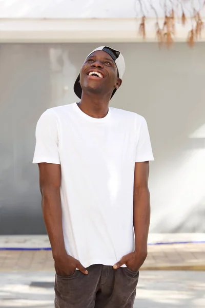 Retrato Joven Africano Sonriente Parado Afuera Con Las Manos Bolsillo —  Fotos de Stock