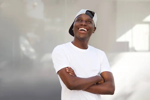 Portret Van Stijlvolle Jonge Afrikaanse Man Die Lacht — Stockfoto