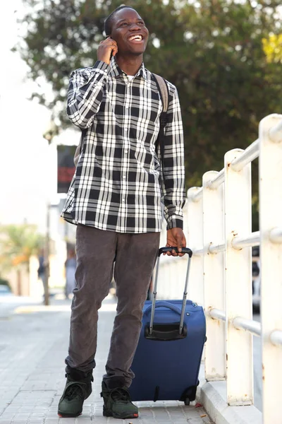 Retrato Cuerpo Entero Del Hombre Africano Sonriente Con Equipaje Caminando — Foto de Stock