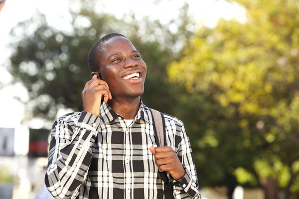 Närbild Porträtt Glad Ung Man Talar Mobiltelefon Utanför — Stockfoto