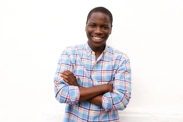 Portret Van Glimlachen Jonge Afrikaanse Man Met Armen Gekruist Staande — Stockfoto
