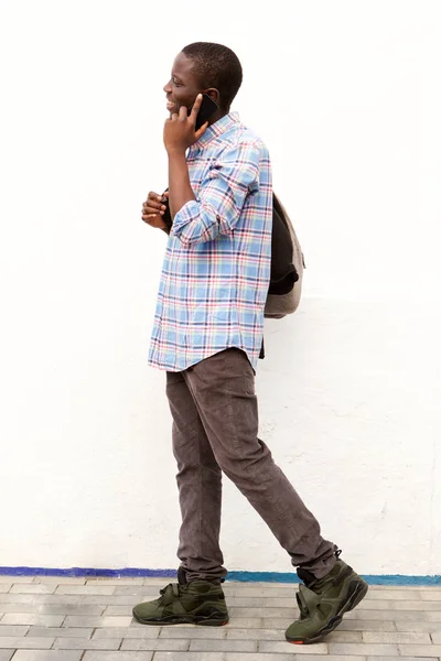 Retrato Lateral Corpo Inteiro Jovem Africano Caminhando Fora Com Saco — Fotografia de Stock