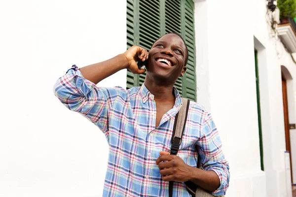 Retrato Joven Africano Alegre Caminando Afuera Hablando Por Teléfono Celular —  Fotos de Stock