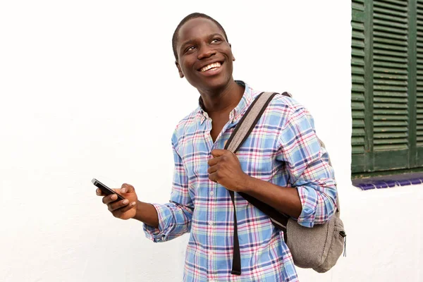 Retrato Joven Africano Feliz Afuera Con Bolso Teléfono Inteligente —  Fotos de Stock
