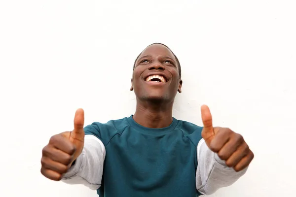 クローズ アップ ホワイト バック グラウンドに両手の親指を現して陽気な若いアフリカ男性の肖像画 — ストック写真