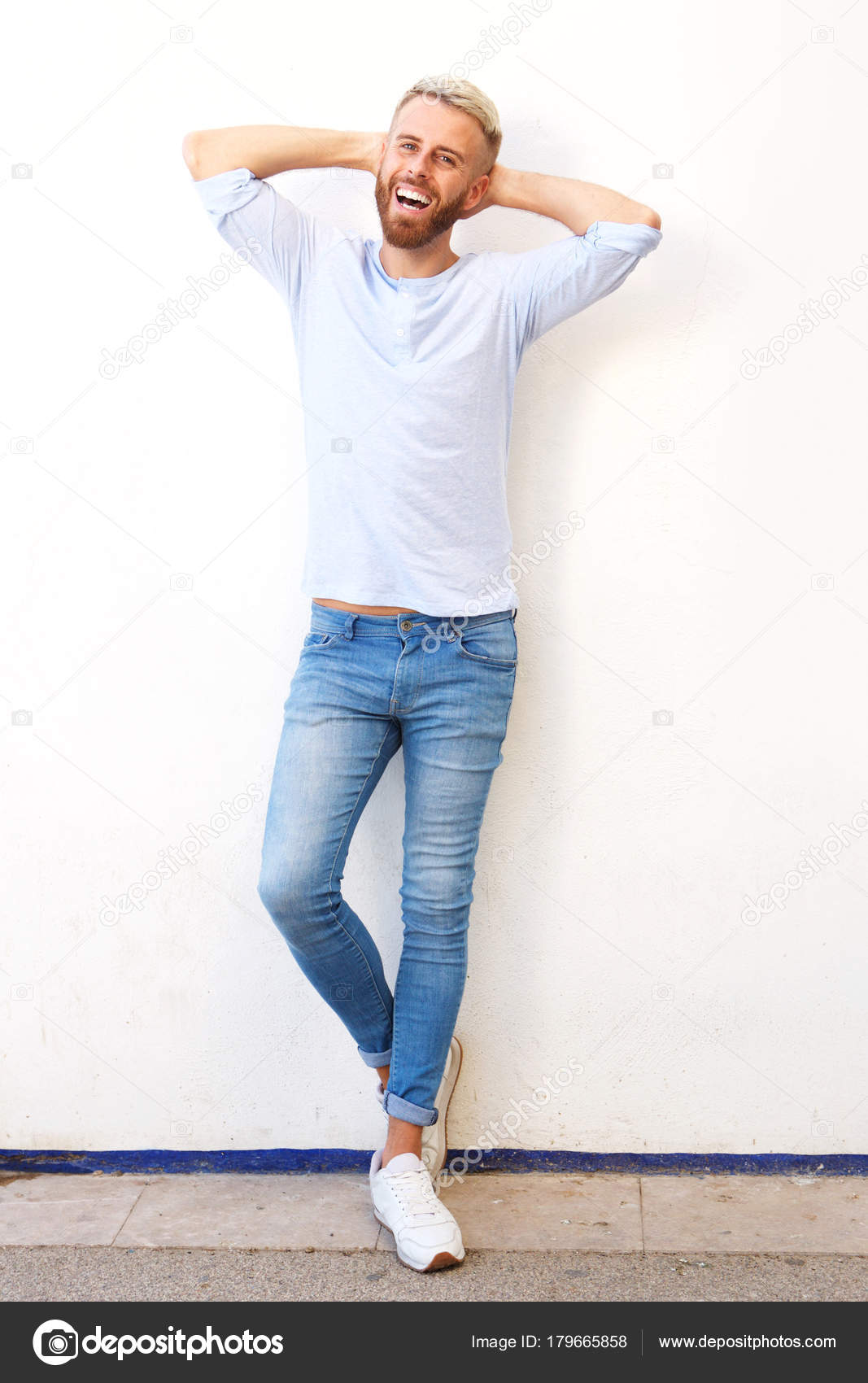 頭の後ろに手で笑いの若い男の全身肖像画 ストック写真 C Mimagephotos 頭の後ろに手で笑いの若い男の全身肖像画 ストック写真 C Mimagephotos