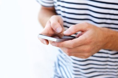 Erkek el cep telefonu tutan Resim kırpılmış