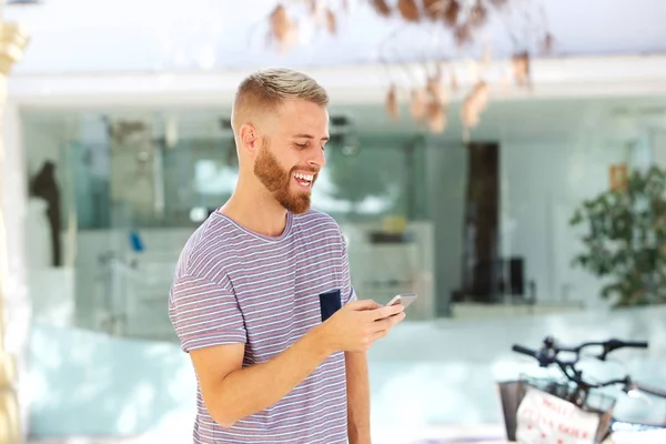 Portrait Jeune Homme Heureux Regardant Téléphone Portable — Photo