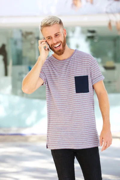 Retrato Joven Guay Con Barba Hablando Por Teléfono Móvil — Foto de Stock