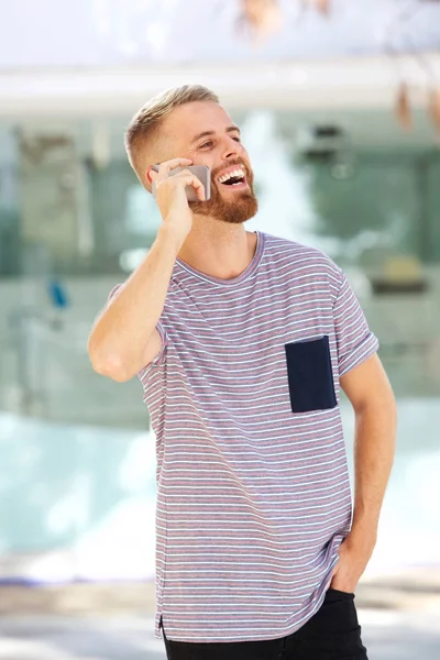 Retrato Joven Feliz Con Barba Hablando Por Teléfono Móvil — Foto de Stock