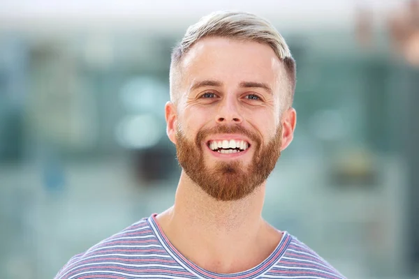 Close Retrato Belo Jovem Com Barba Rindo — Fotografia de Stock