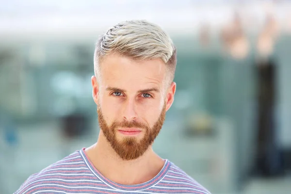 Retrato Cerca Joven Guapo Con Barba Mirando Fijamente — Foto de Stock