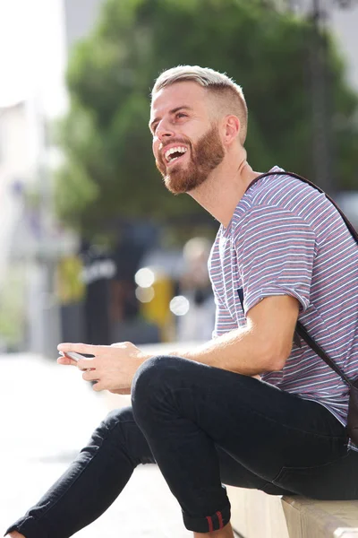 Porträtt Manliga Högskolestudent Leende Utanför Med Mobiltelefon — Stockfoto