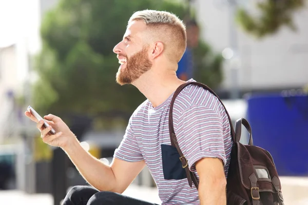 Retrato Joven Riéndose Afuera Con Teléfono Móvil — Foto de Stock