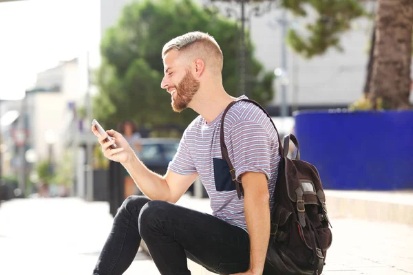 Portrait Jeune Homme Assis Dehors Regardant Téléphone Portable — Photo