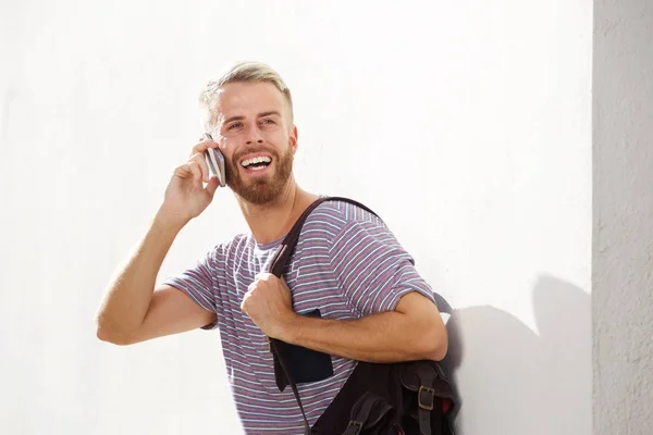 Porträtt Ung Man Skrattar Och Pratar Mobiltelefon — Stockfoto