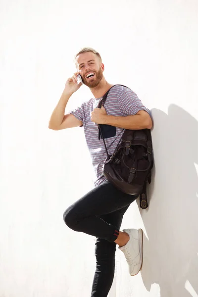 Retrato Tipo Feliz Apoyado Contra Pared Hablando Teléfono Móvil — Foto de Stock