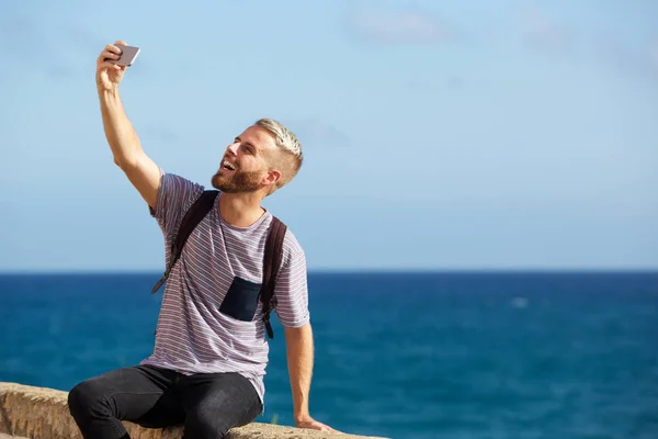 Ritratto Giovane Felice Che Selfie Mare — Foto Stock