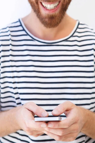 Imagem Cortada Homem Sorridente Camisa Listrada Segurando Telefone Celular — Fotografia de Stock