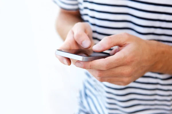 Bijgesneden Afbeelding Van Mannelijke Handen Met Mobiele Telefoon — Stockfoto