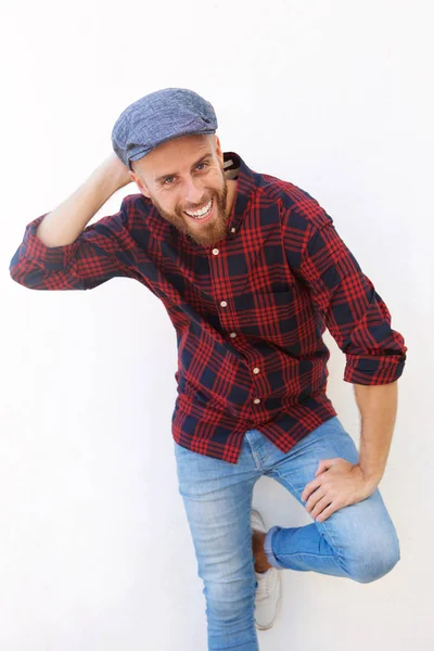 Retrato Modelo Moda Masculina Sorrindo Com Chapéu Contra Fundo Branco — Fotografia de Stock