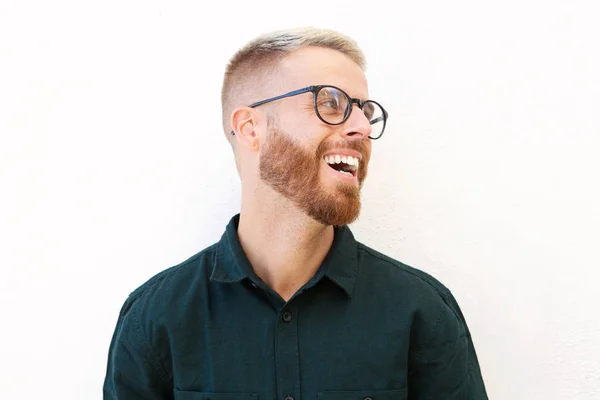Närbild Porträtt Glad Ung Man Med Glasögon Mot Isolerade Vit — Stockfoto