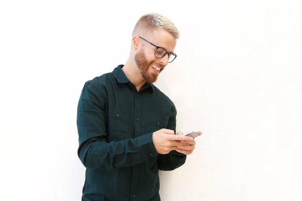 Портрет Крутого Молодого Человека Очках Смотрящего Мобильный Телефон — стоковое фото