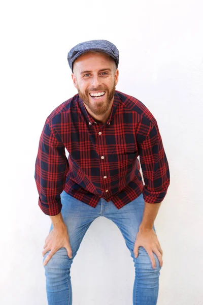 Retrato Joven Feliz Riendo Con Las Manos Las Rodillas — Foto de Stock