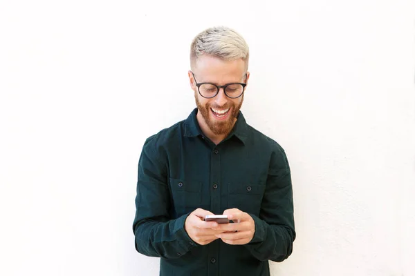 Retrato Joven Con Gafas Riendo Mirando Teléfono Celular — Foto de Stock