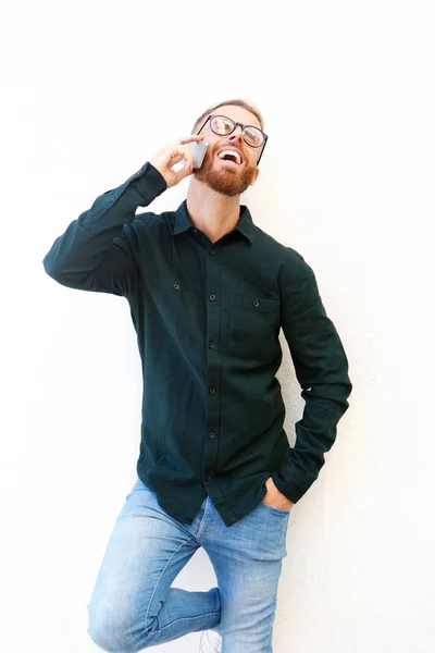 Retrato Jovem Falando Telefone Rindo Contra Fundo Branco — Fotografia de Stock