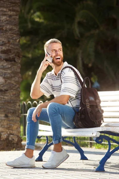 Portrét Šťastný Mladý Muž Sedí Lavičce Parku Mluví Mobilní Telefon — Stock fotografie