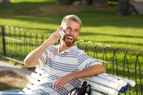 公園で携帯電話で話しているクールな若い男の肖像 — ストック写真