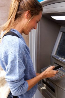 Banka makine tarafından cep telefonu olan kadın portresi