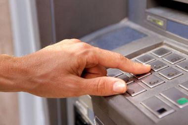 Banka makine tuş takımını kullanarak el ile portre resim kırpılmış 