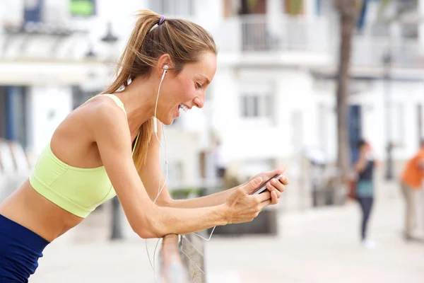 Profilo Ritratto Giovane Donna Sana Che Ascolta Musica Sul Cellulare — Foto Stock