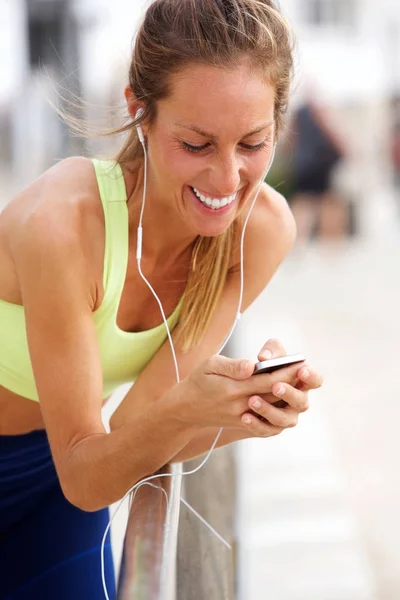 Retrato Uma Jovem Sorridente Ouvindo Música Com Mp3 Player — Fotografia de Stock