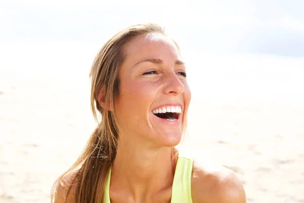 Primer Plano Retrato Mujer Joven Atractiva Riendo Aire Libre — Foto de Stock