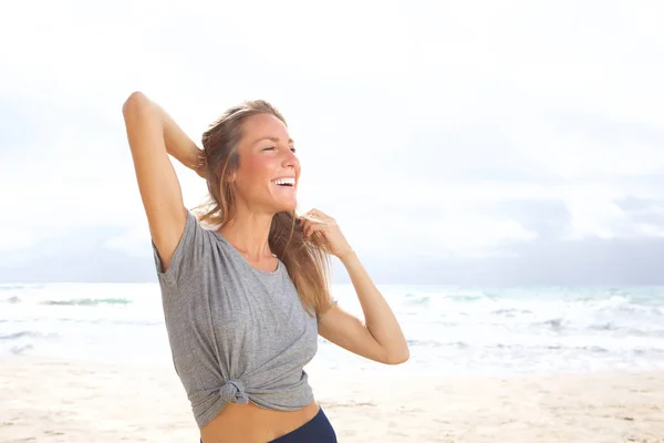 Portret Piękną Młodą Kobietę Śmiejąc Się Plaży — Zdjęcie stockowe