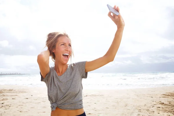 Porträtt Glad Ung Kvinna Tar Selfie Med Mobiltelefon Stranden — Stockfoto