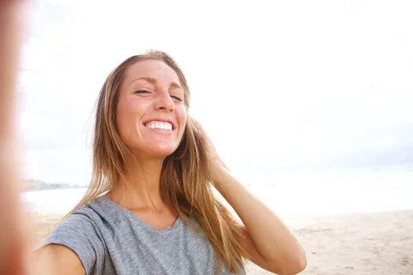 Portret Van Mooie Jonge Vrouw Selfie Nemen Het Strand Met — Stockfoto