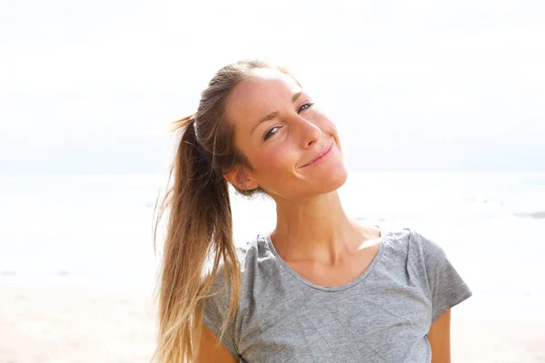 Retrato Cerca Una Joven Atractiva Sonriendo Junto Mar —  Fotos de Stock