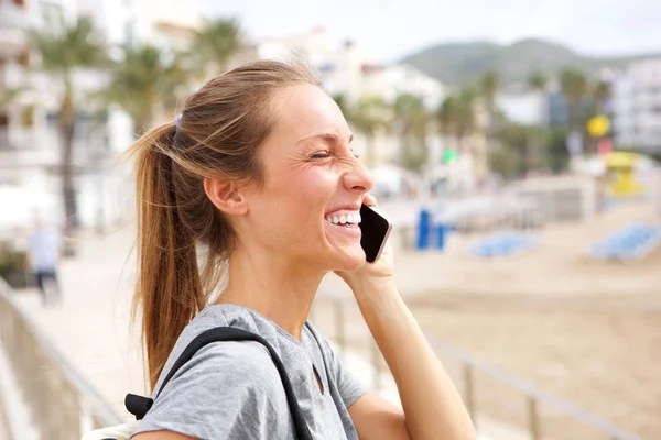 Retrato Lateral Uma Jovem Sorridente Falando Celular Praia — Fotografia de Stock