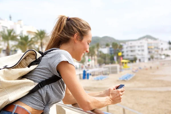 Sida Porträtt Ung Kvinna Med Mobiltelefon Vid Stranden — Stockfoto