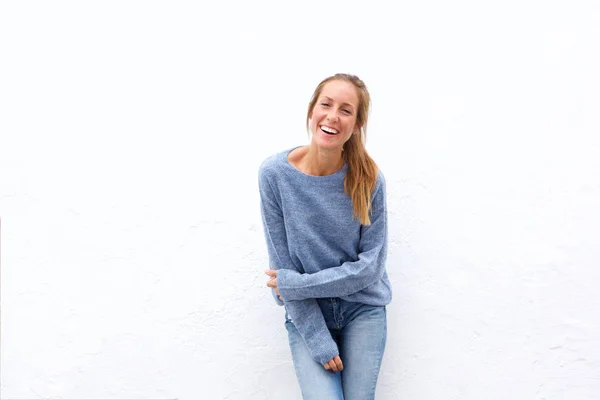 Portret Młodej Kobiety Uśmiechający Się Ścianę Biały — Zdjęcie stockowe