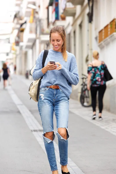Porträtt Ung Kvinna Promenader City Med Mobiltelefon — Stockfoto